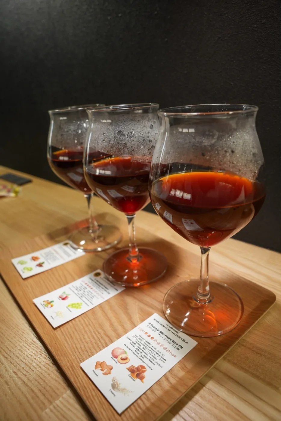 ワイングラスに注がれた3種の飲み比べ